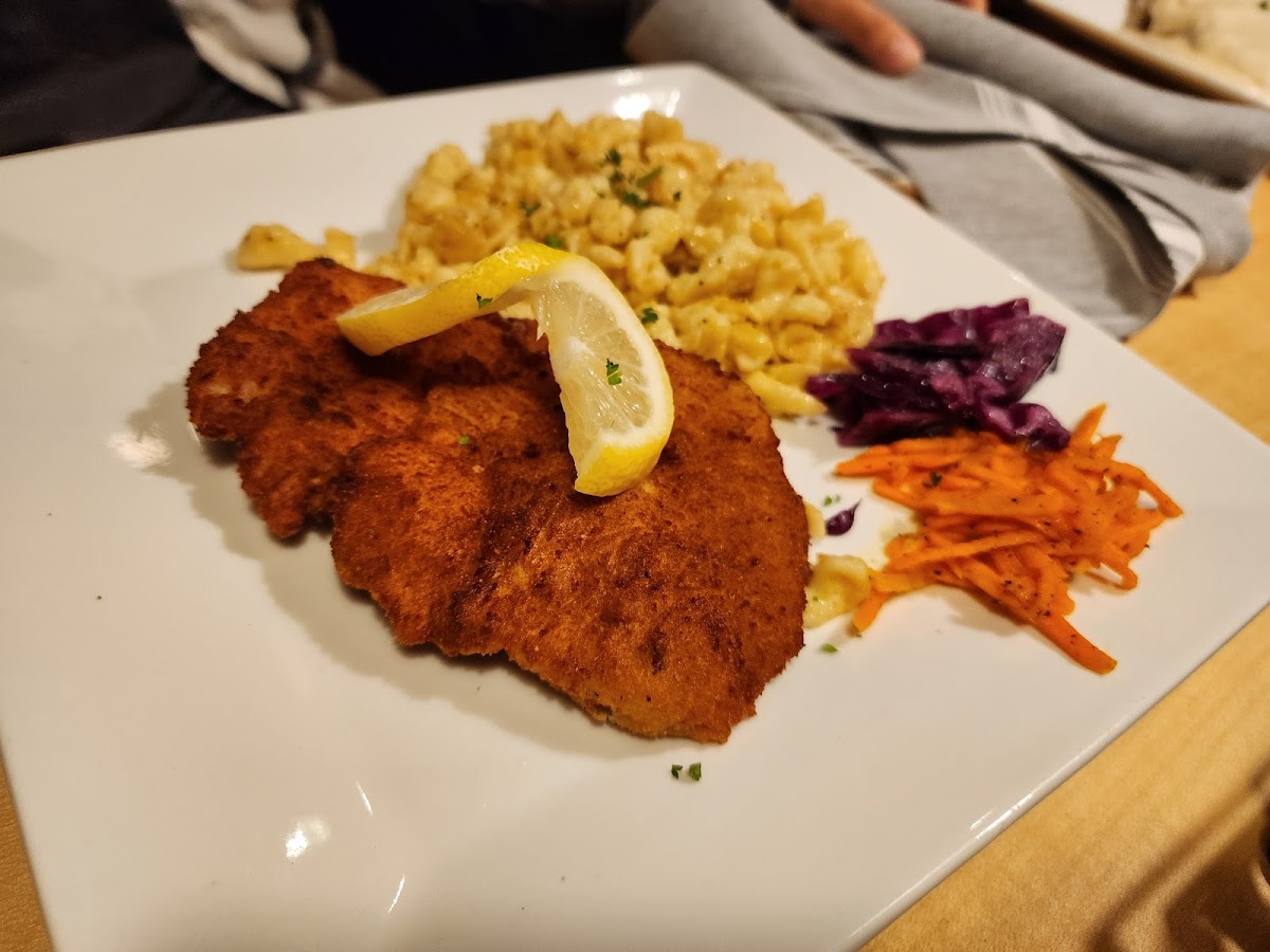 Wiener schnitzel with lemon, spätzle and red cabbage